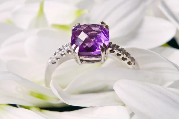 Skład pierścienia i kwiat — Zdjęcie stockowe