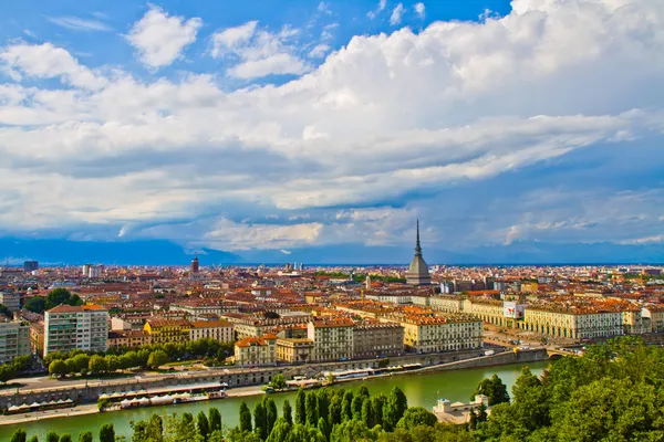 Panorama sullo skyline della città di Torino visto dalla collina — Foto Stock