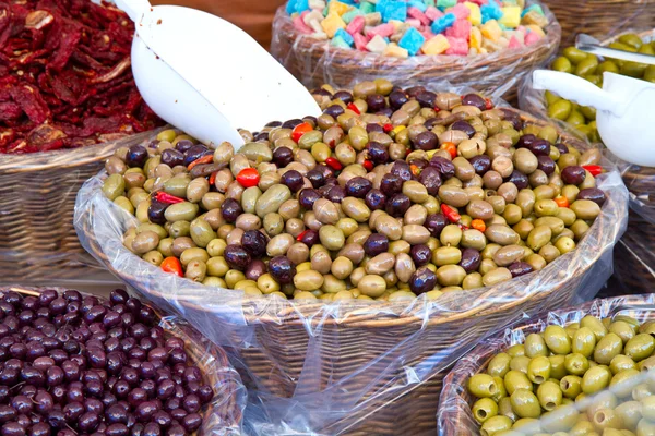 Смешанные оливки на рынке — стоковое фото