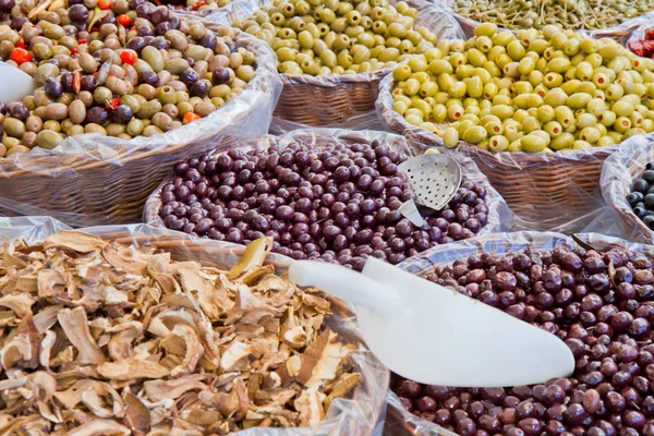Смешанные оливки на рынке — стоковое фото