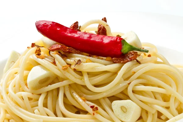 Pasta vitlök olivolja och röd chili peppar — Stockfoto