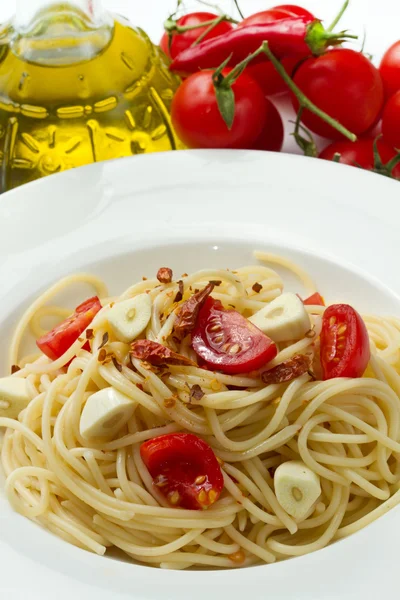 Pasta knoflook olijfolie en rode chili peper — Stockfoto