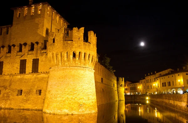 Замок з Рокко Santivale ді Фонтанеллато на ніч — стокове фото