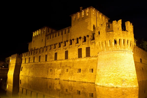 Замок Рокко Сантивале ди Фонтанеллато ночью — стоковое фото