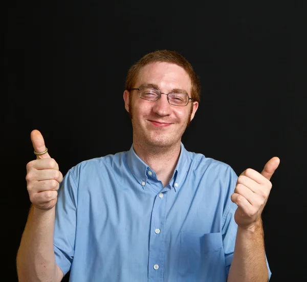 Sorridente giovane uomo con i pollici in su — Foto Stock