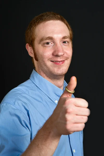 Усміхнений молодий чоловік з великими пальцями вгору — стокове фото