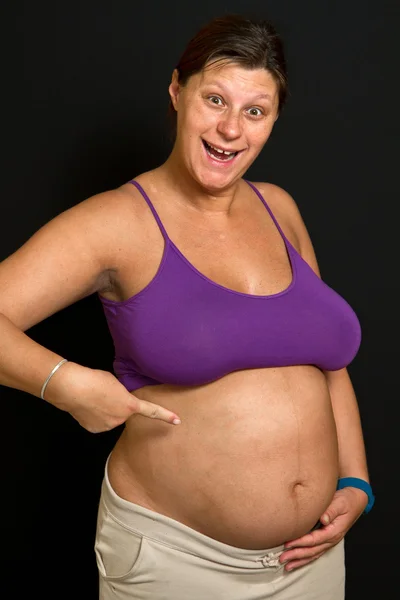 Забавная беременная женщина — стоковое фото