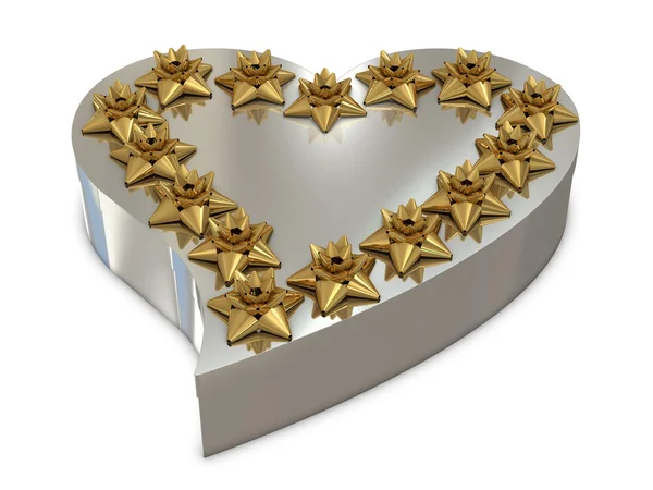 Подарочная коробка с серебряным сердцем и золотыми цветами наверху — стоковое фото