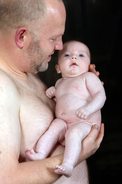 新生児の父と娘 — ストック写真