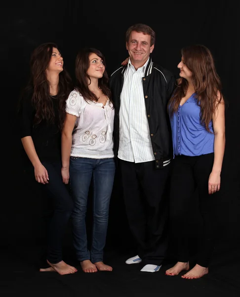 Tre glada systrar och pappa — Stockfoto