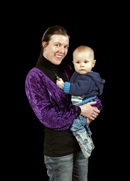Mãe segurando criança jovem — Fotografia de Stock