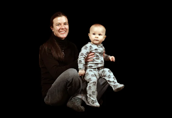 Mutter hält Kleinkind in der Hand — Stockfoto
