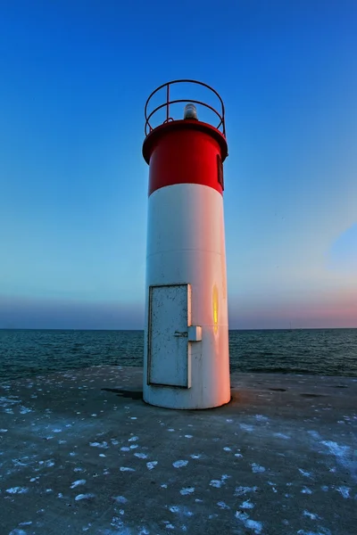 Deniz feneri gökyüzüne karşı — Stok fotoğraf