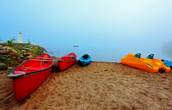 Canoas y kayaks al amanecer —  Fotos de Stock