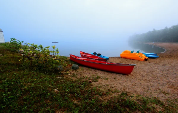 Canoës et kayaks au lever du soleil — Photo