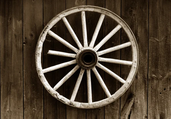 Rustic wagon wheel — Stock Photo, Image