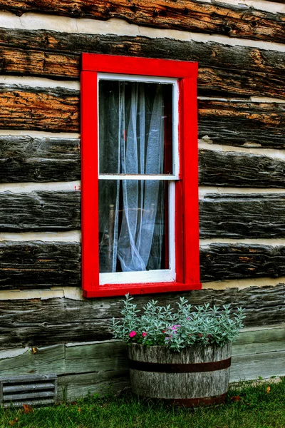 Log shack met venster — Stockfoto