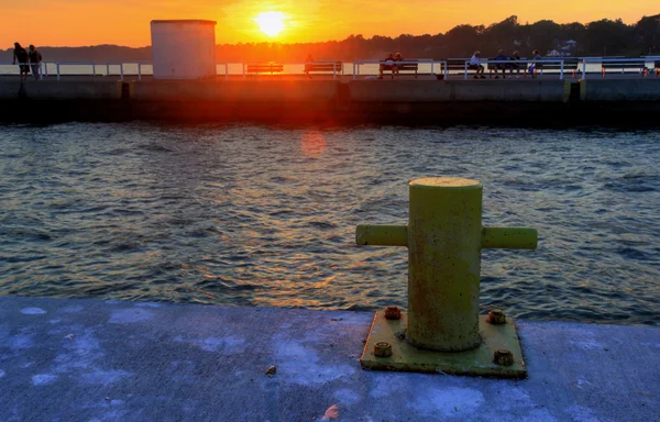 Pôr do sol sobre a dobra portuária — Fotografia de Stock