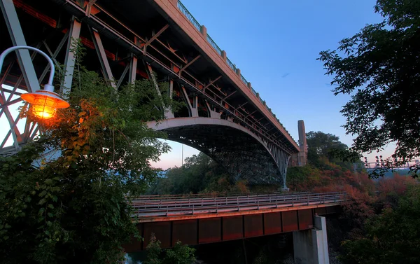 Dramatischer Winkel einer Brücke — Stockfoto