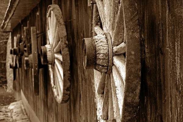 Rustic wagon wheel — Stock Photo, Image