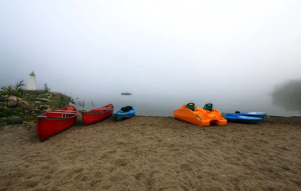 Canoas y kayaks al amanecer — Foto de Stock