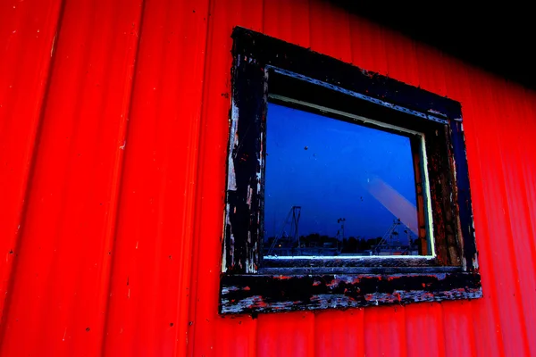 Gammel rønne med vindu – stockfoto