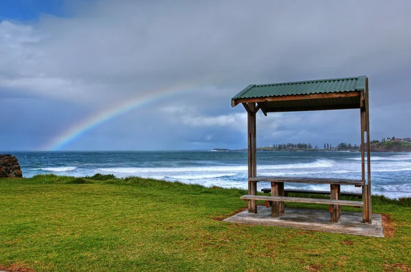 Regnbåge över havet — Stockfoto