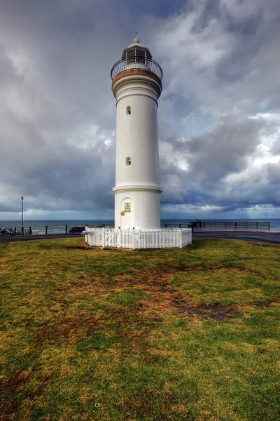 劇的な空を背景の灯台 — ストック写真