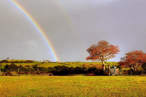 Regenbogen über einem Bauernhof — Stockfoto