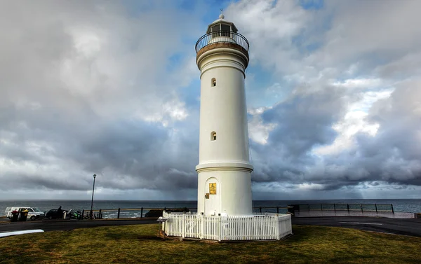劇的な空を背景の灯台 — ストック写真