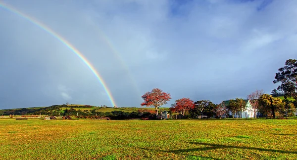 Arco iris sobre una granja —  Fotos de Stock
