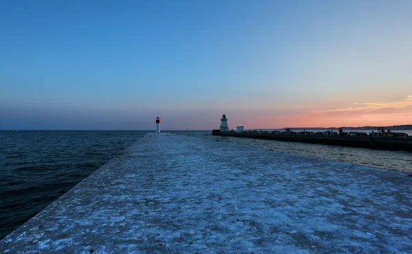 Deniz feneri gökyüzüne karşı — Stok fotoğraf