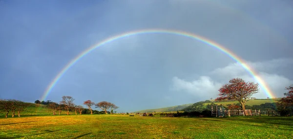 農場の上の虹 — ストック写真