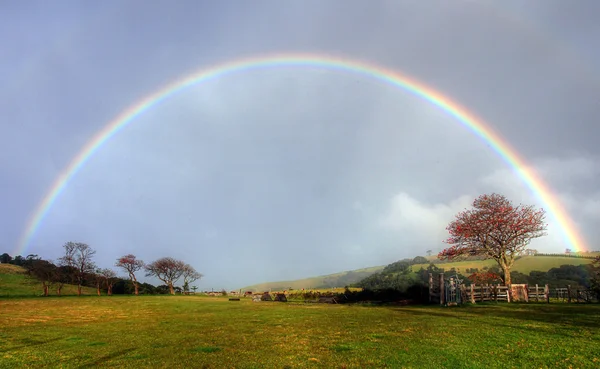 Arco-íris sobre uma fazenda — Fotografia de Stock