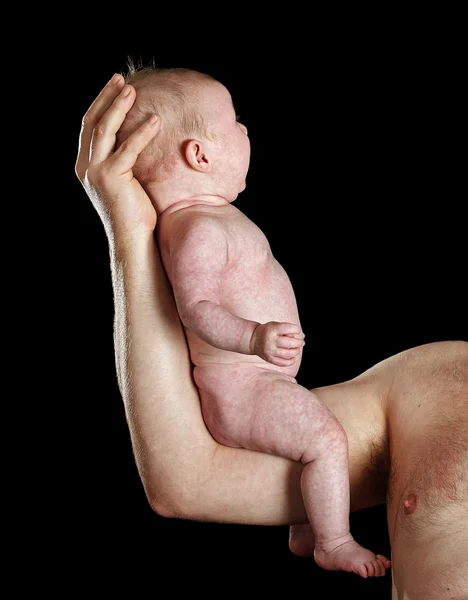若い赤ん坊を持つ男面包与罂粟白杯和穗上白色隔离 — ストック写真