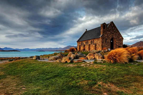Kościół przez jezioro — Zdjęcie stockowe
