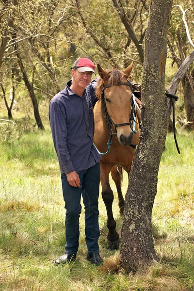 Man en paard — Stockfoto