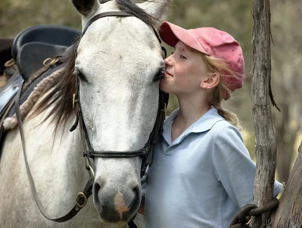 Chica besando caballo — Foto de Stock