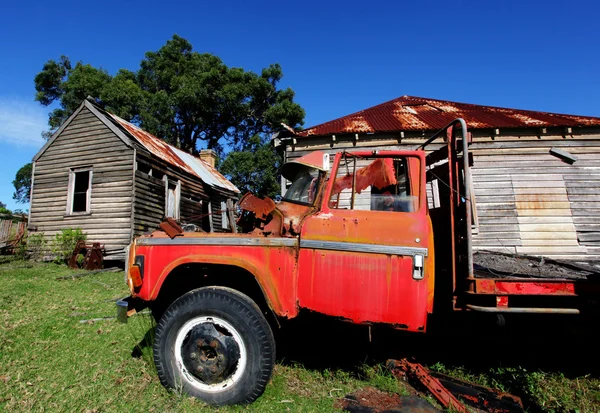 Rustieke rode vrachtwagen — Stockfoto