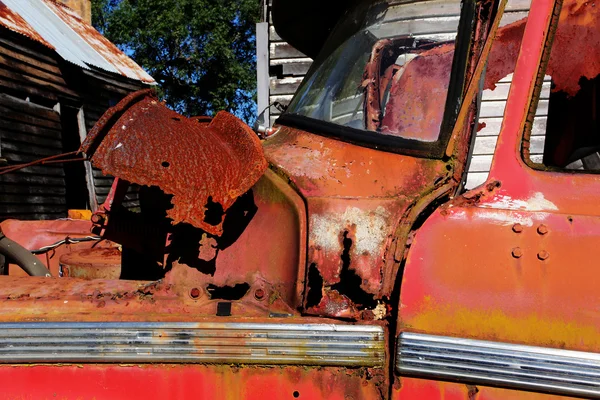 Camião vermelho rústico — Fotografia de Stock