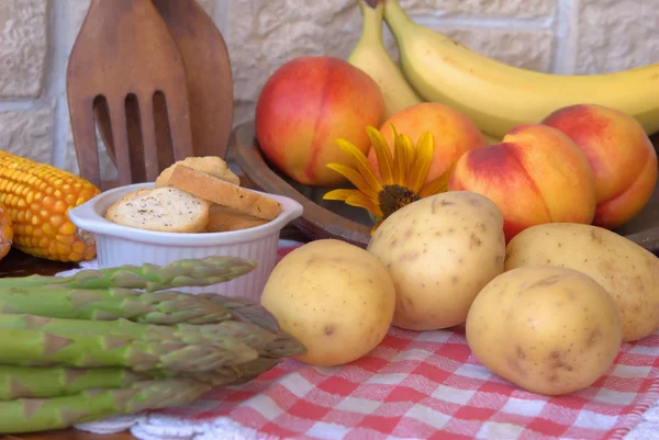 Patate e asparagi in tavola — Foto Stock