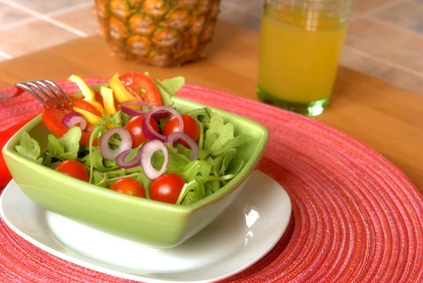 Salat mit Tomaten und Paprika — Stockfoto