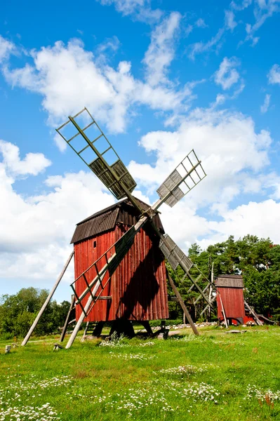 Oude houten windmolens in Zweden — Stockfoto