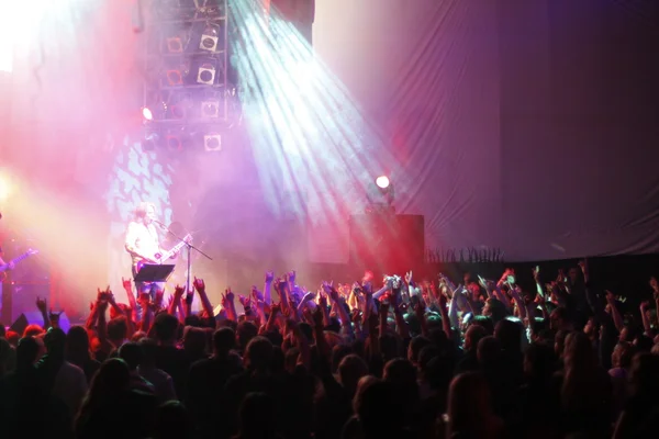 Publikum bei einem Konzert mit erhobenen Händen — Stockfoto