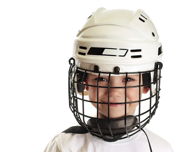 Мальчик в хоккейном шлеме — стоковое фото