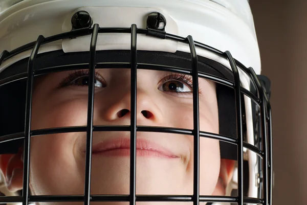 Ragazzo in casco da hockey — Foto Stock