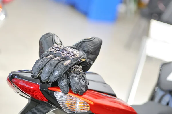 Guantes de moto con carbono en bicicleta — Foto de Stock