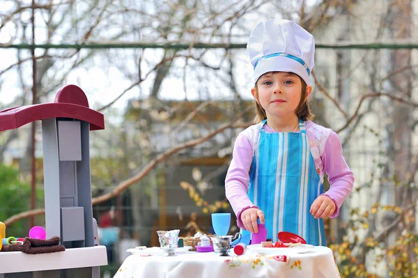 어린 소녀는 요리를 즐기며 놀고 있다 — 스톡 사진