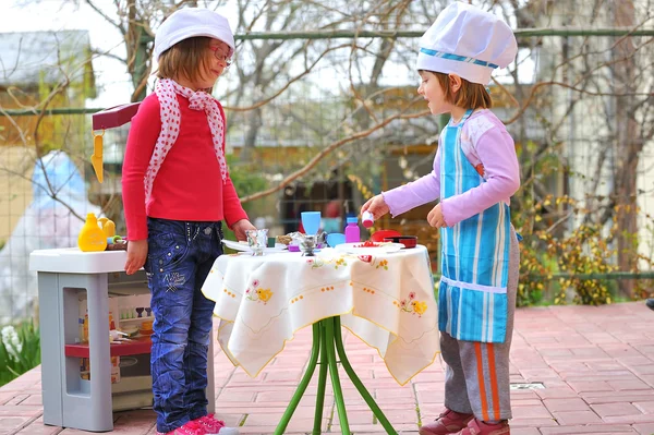 Dziewczynki zabawy gry gotowanie — Zdjęcie stockowe