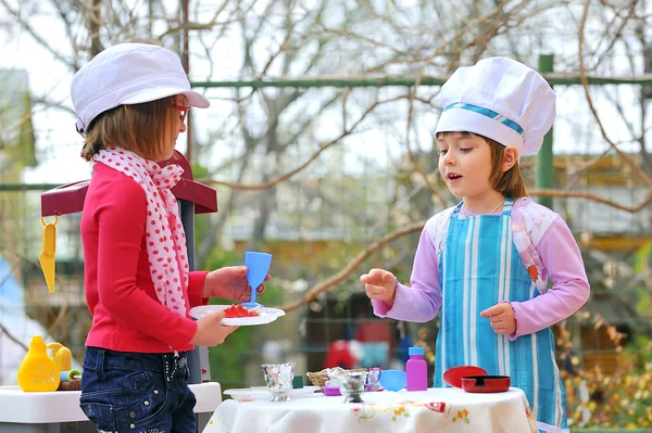 Kislányok birtoklás móka játék főzés — Stock Fotó